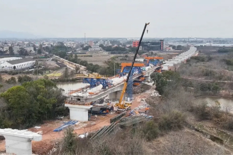 金華鐵路樞紐3標(biāo) 跨清塘水庫(kù)特大橋連續(xù)梁全線合龍